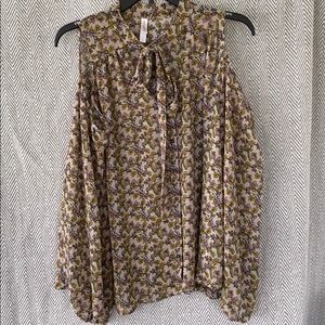 Cute top with shoulders cut out.